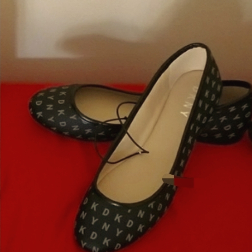 DK ballet/ flat Black/gray or Brown/tan logo Shoes size 8.5